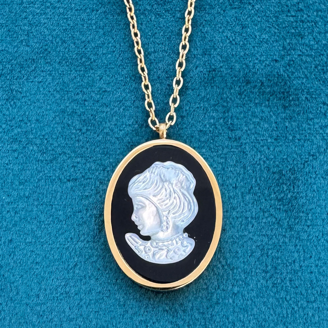 Annisa - Shell Cameo